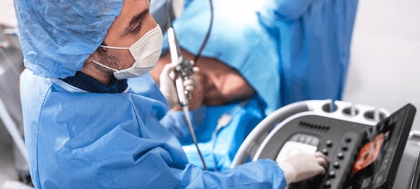 por aplicação clínica