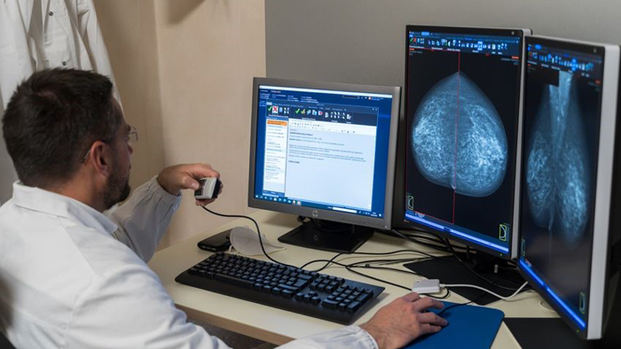 M&eacute;dico a rever um caso atribu&iacute;do pelo Organizador de Fluxo de Trabalho