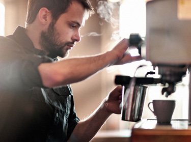 Barista a preparar caf&eacute;
