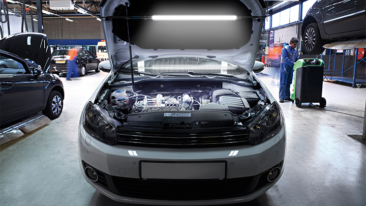 Autom&oacute;vel a ser reparado na oficina