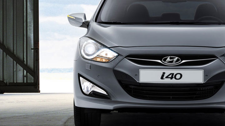 Grande plano de um autom&oacute;vel