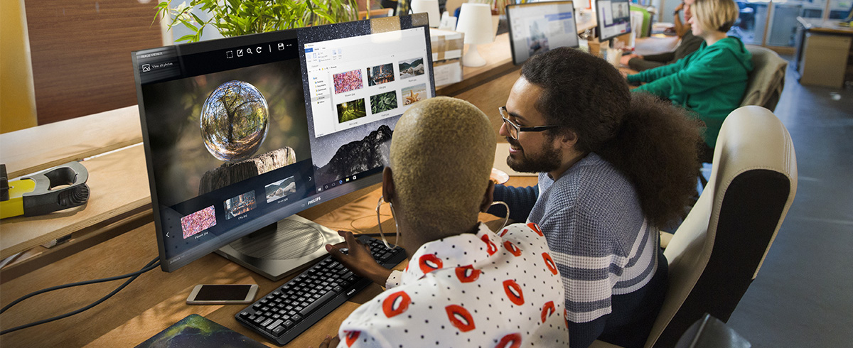 Os funcion&aacute;rios prosperam com os monitores Philips no ambiente de trabalho